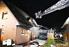 In der Nacht zum 18. Februar brannten in Neumünster zwei Carports. Die Flammen griffen auf das Dach eines Wohnhauses über.