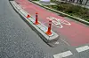 Aufnahme der Betonschwelle zwischen Radweg und Autofahrbahn