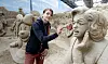 Künstlerin mit Sand-Figur