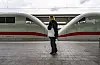 Person wartet an Bahngleis