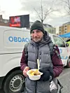Paul hat sich gerade eine Portion vom Weihnachtsessen geholt.