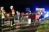 Die zerstörte Front eines roten Autos