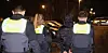 Der Sohn wird von Polizisten abgeführt.