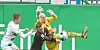Fataler Fehlgriff: Svend Brodersen lässt den Ball durch die Hände flutschen, Fürth nutzt den Fehler zum 2:0.