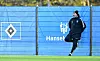 HSV-Trainer Tim Walter lehnt sich beim Training an
