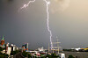 Blitze schlagen über den Hamburger Landungsbrücken und dem Hafen während eines Sommergewitters ein.