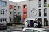 Polizisten vor dem Wohnheim in Rostock.