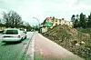 Eine große Baulücke tut sich neben den Häuserdn auf.