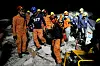 Rettungskräfte bergen eine Leiche aus den Trümmern eines eingestürzten Gebäudes in Bogo in den Zentralphilippinen.