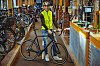 Rad-Profi Jens Schwedler mit voller Ausrüstung fürs Fahren im Dunkeln im „Radsport von Hacht“ in der Breitenfelder Straße.