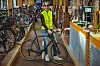 Rad-Profi Jens Schwedler mit voller Ausrüstung fürs Fahren im Dunkeln im „Radsport von Hacht“ in der Breitenfelder Straße.