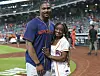 Simone Biles und Jonathan Owens bei einem Baseball-Spiel im Jahr 2022.