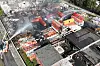 Die Löscharbeiten sind auch am Tag nach dem Ausbruch des verheerenden Feuers noch nicht beendet.