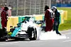 Sebastian Vettel löscht sein Auto mit seinem Team, am Rand der Rennstrecke