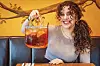 Prost! Lina (21) präsentiert die gläserne Handtasche mit Aperol Spritz.