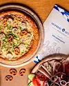 Die „Brizza“ mit Weißwurst gibt es im „Hofbräu“ in Hamburg (Esplanade und Speersort).