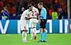 Hakan Calhanoglu diskutiert mit Clement Turpin