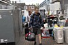 Die Kräfte trafen viele Menschen an, die in den kleinen Zimmern wohnten.