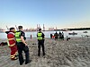 Rettungskräfte und Polizei sind am Hamburger Elbstrand im Einsatz (Archivbild).