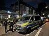 Polizei-Fahrzeuge stehen vor der Shisha-Bar. In der unmittelbaren Nähe waren zuletzt wiederholt Schüsse gefallen.