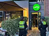 Polizisten vor dem Eingang einer der kontrollierten Shisha-Bars.