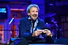 Ein älterer Mann mit Locken (Thomas Gottschalk) sitzt in einer Show