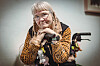 Birgit Kösper (70) kann endlich wieder richtig gucken – selbst auf Basics wie eine passende Brille müssen viele Senioren wegen des Geldes verzichten.