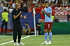 Pep Guardiola (l.) gibt Joao Cancelo taktische Anweisungen.