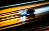 Rasendes Auto auf der Autobahn bei Nacht