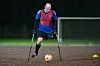 Der beinamputierten Fußballspieler Ralf Stellfeld trainiert mit seiner Mannschaft vom TSV „Frisch Auf“ Timmerlah.