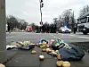 Klimaaktivisten verteilen Lebensmittel auf der Billhorner Brücknestraße