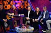 Mike Krüger singt Thomas Gottschalk am Lagerfeuer ein Ständchen.