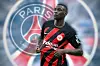 Kolo Muani vor dem Wappen von PSG