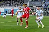 Clemens Lippmann (TSV 1860 München, l.), Justin Butler (FC Energie Cottbus, m.) und Maximilian Wolfram (TSV 1860 München, r.) schauen auf den Ball