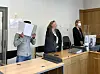 Der Angeklagte verbirgt sein Gesicht vor der Kamera