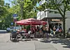An einem sonnigen Tag ist die Terrasse des italienischen Restaurants „L'Espresso Bar“ im Grindelviertel gut besucht.