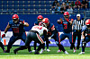Sea-Devils-Quarterback D’Angelo Fulford fängt einen Snap.