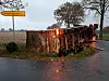 Der Lkw stürzte auf die Seite.