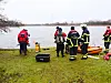 Einsatzkräfte am Ufer