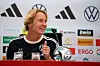 Martina Voss-Tecklenburg gut gelaunt bei einer Pressekonferenz.