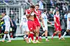 Justin Butler (l.), der sich sein Trikot vors Gesicht hält, um seine Tränen zu verdecken, wird von seinem Teamkollegen Henry Rorig (r.) getröstet
