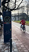 Die Säule in Rotherbaum zeigt den Radfahrern, ob sie ihre Geschwindigkeit halten oder langsamer fahren sollen.
