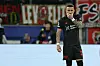 Aleix Garcia hält sich enttäuscht die Hand vors Gesicht..