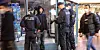 Bundespolizisten kontrollieren einen Masken-Muffel am Hauptbahnhof.