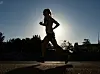 Frische Luft und Sport helfen, den natürlichen Biorythmus in Schwung zu bekommen.