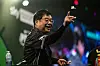 Paul Lim feiert seinen Erstrunden-Sieg bei der Darts-WM.