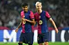 Lamine Yanal und Dani Olmo im Trikot des FC Barcelona reden miteinander