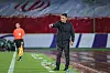 Trainer Amir Ghalenoei gestikuliert an der Seitenlinie