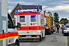 Rettungskräfte vom Deutschen Roten Kreuz und der Feuerwehr sind bei einem Einfamilienhaus im Einsatz.