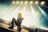 Sänger Oli Sykes startet das Konzert gleich mit dem Hit „Can You Feel My Heart“ – und die Fans sind sofort auf Eskalationskurs.